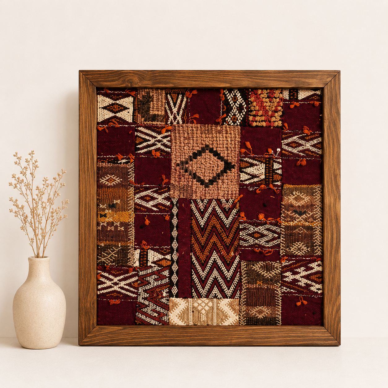 Safia - Œuvre Murale Encadrée en Tapis Marocains